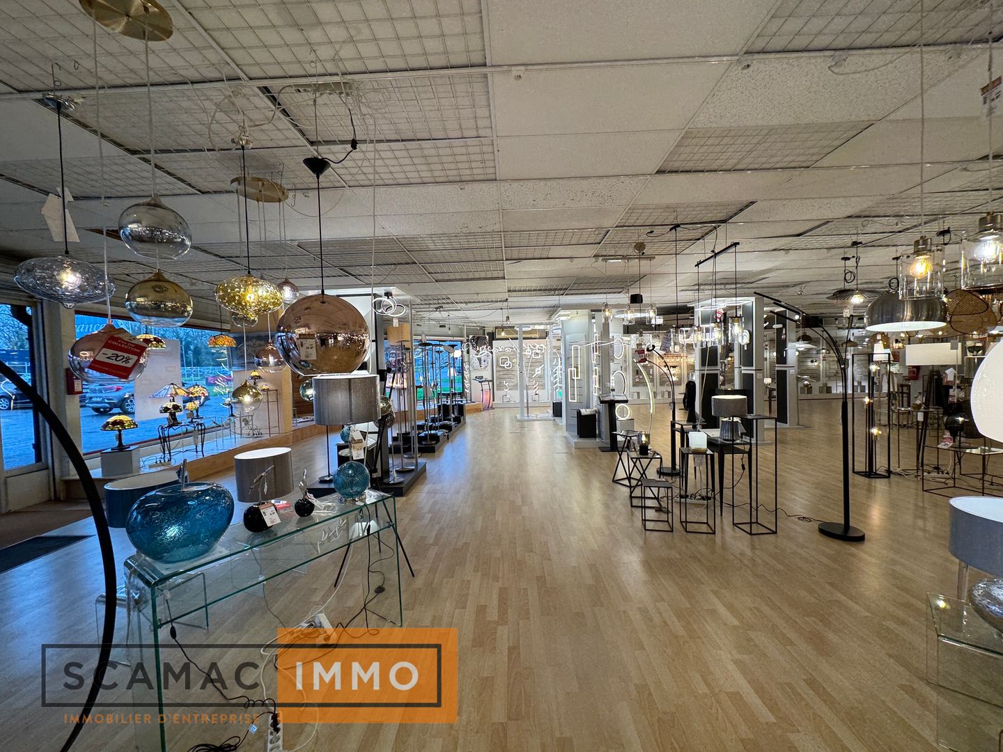 local commercial de 1&nbsp;147m², Pringy (Seine-et-Marne)