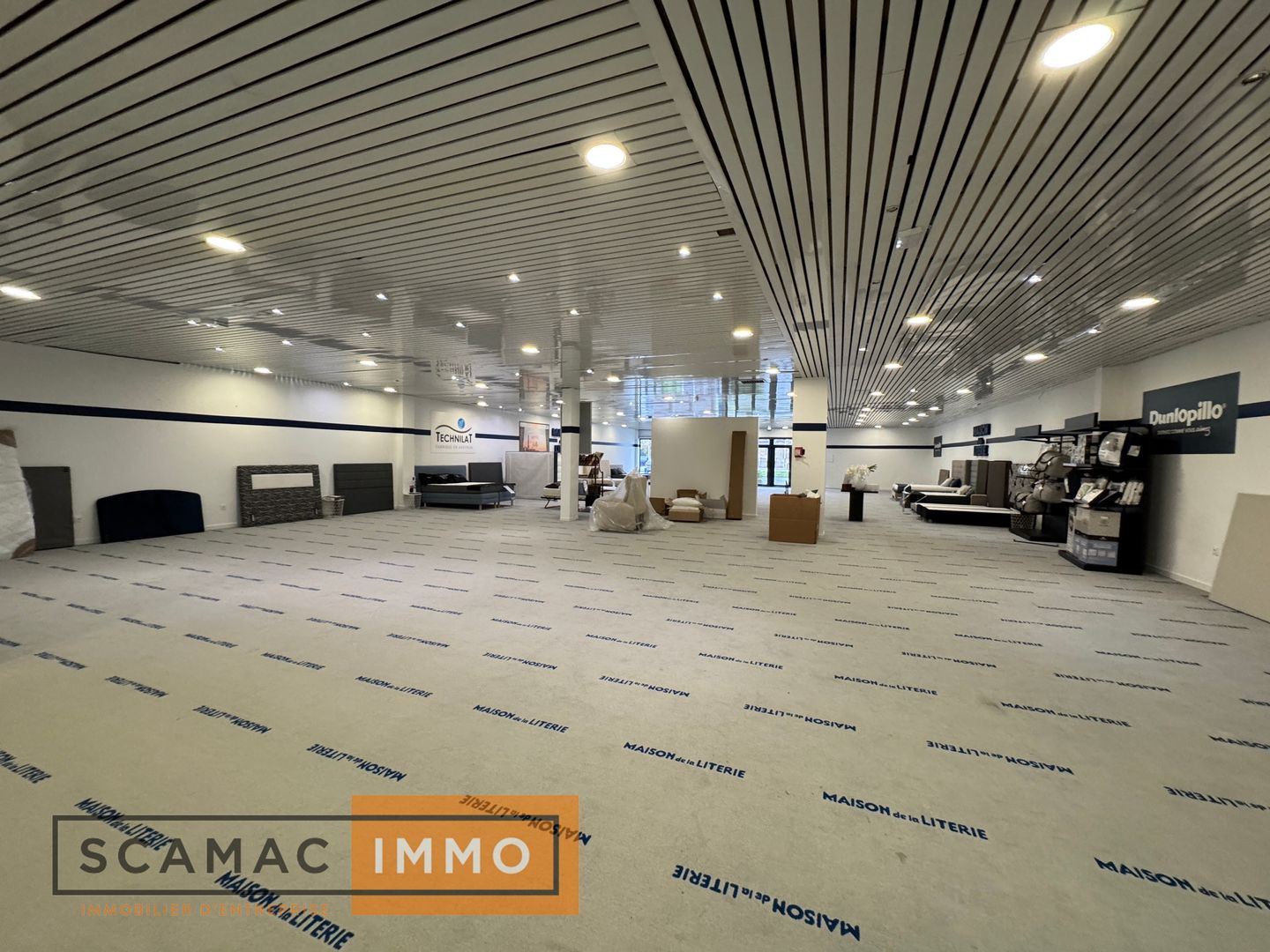 local commercial de 1&nbsp;147m², Pringy (Seine-et-Marne)