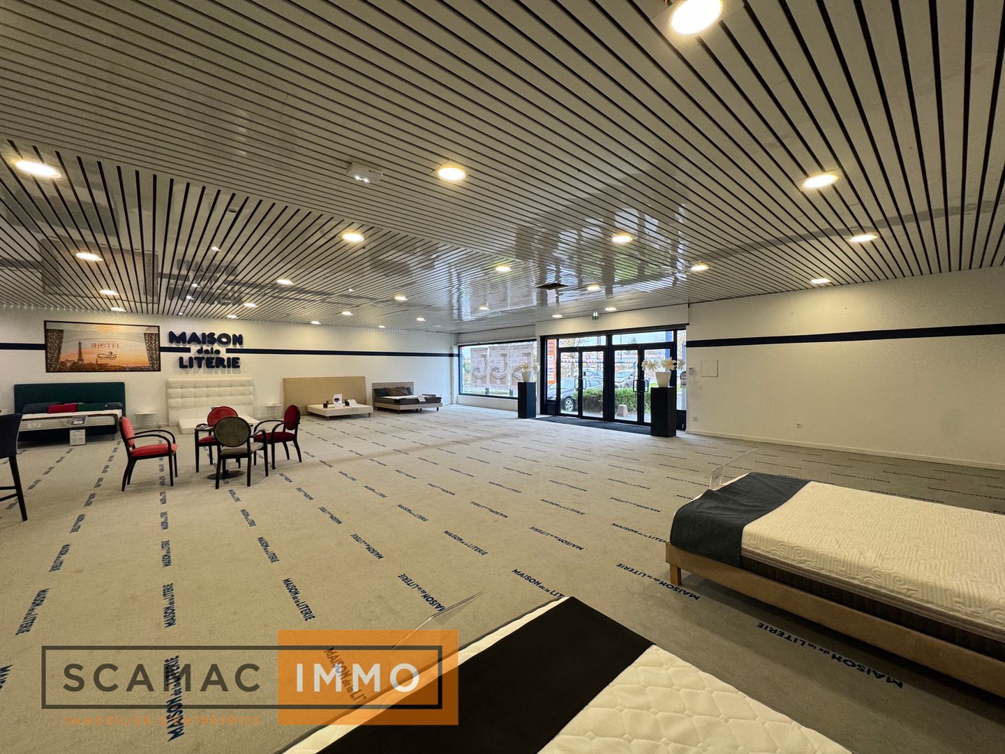 local commercial de 1&nbsp;147m², Pringy (Seine-et-Marne)