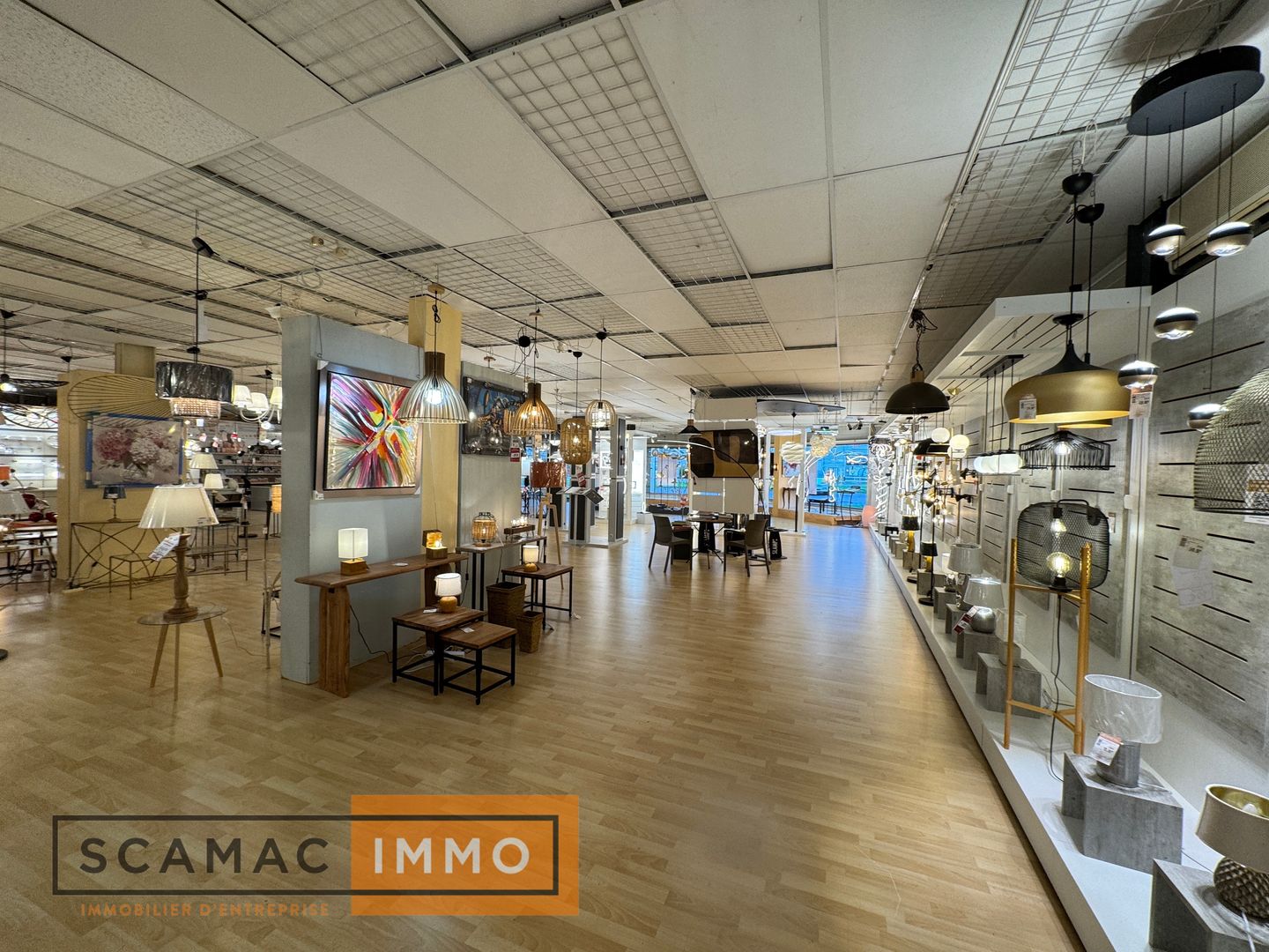 local commercial de 1&nbsp;147m², Pringy (Seine-et-Marne)