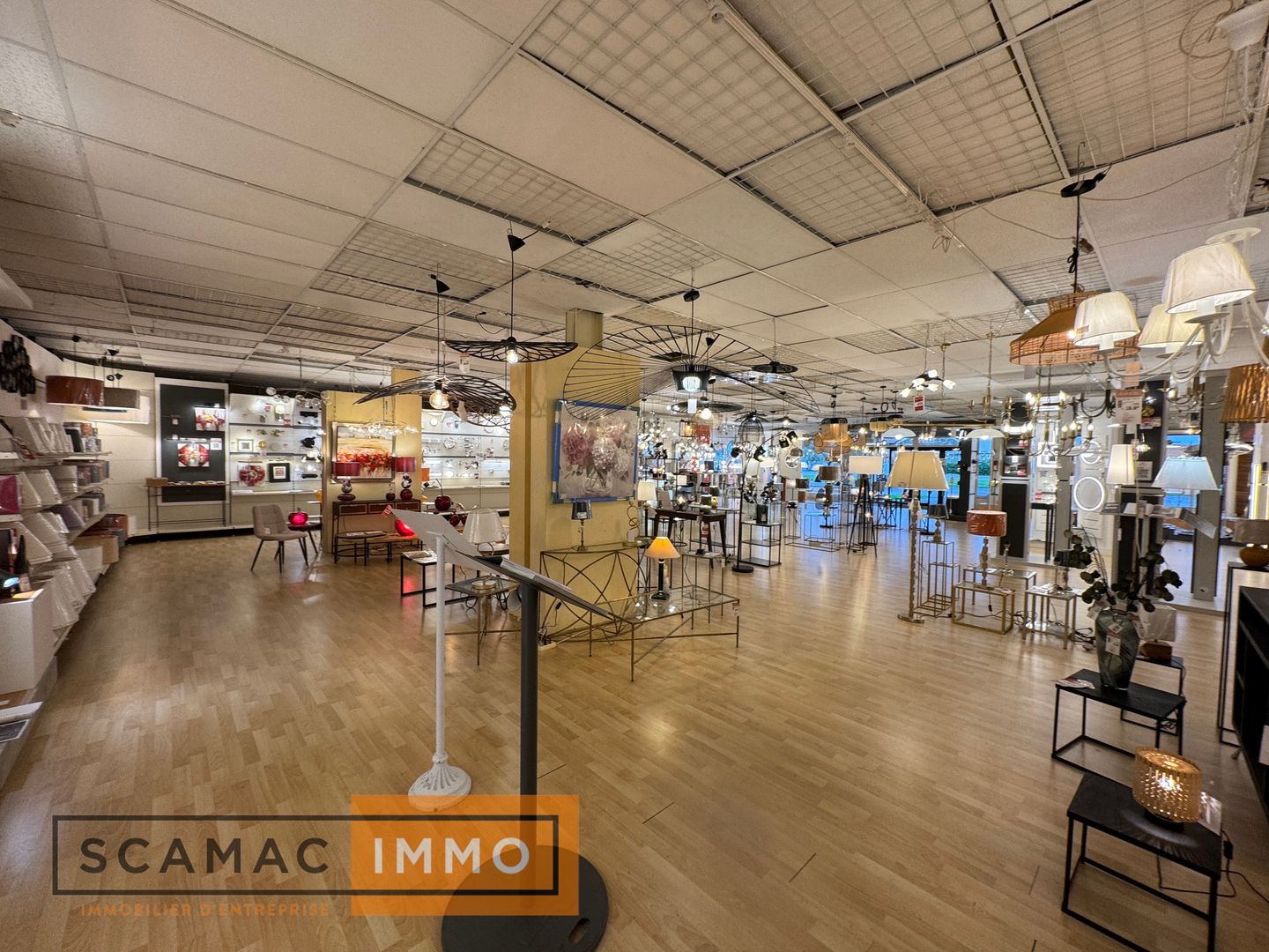 local commercial de 1&nbsp;147m², Pringy (Seine-et-Marne)