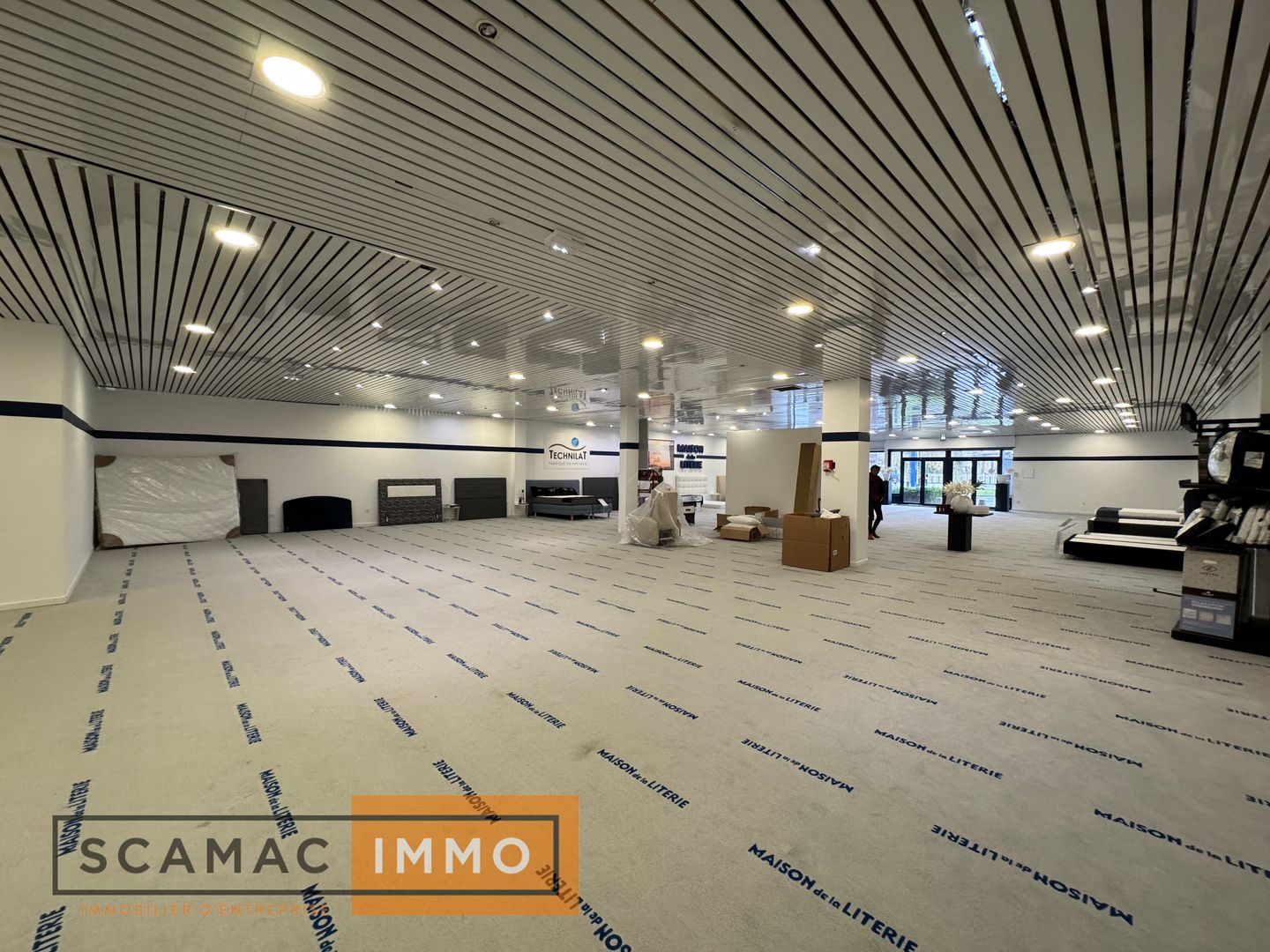 local commercial de 1&nbsp;147m², Pringy (Seine-et-Marne)