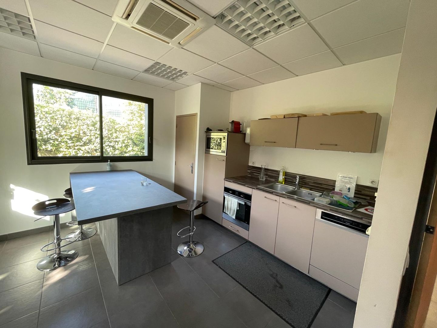 bureau de 525m², Solliès-Pont (Var)