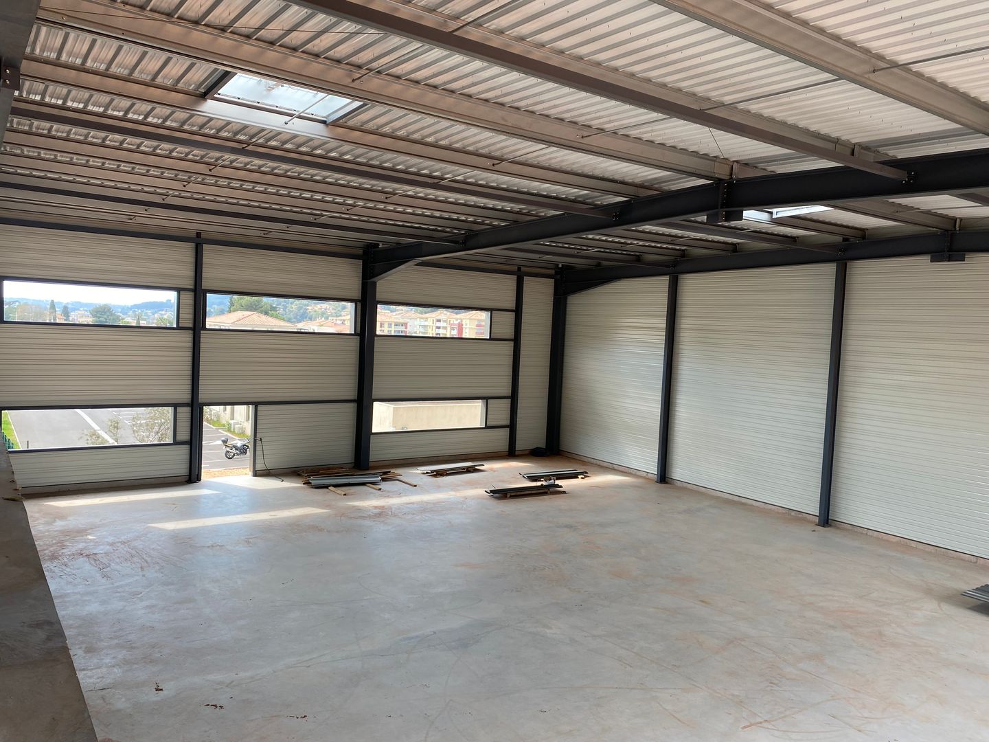 local d'activités de 1 920m², Ollioules (Var)