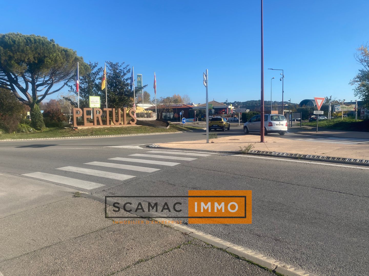 local commercial de 299m², Pertuis (Vaucluse)