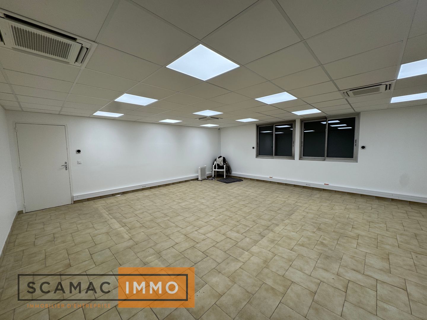 local d'activités de 1&nbsp;879m², Sainte-Geneviève-des-Bois (Essonne)