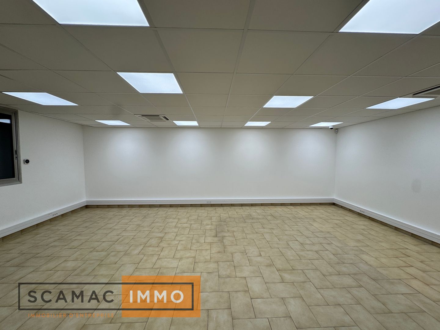 local d'activités de 1&nbsp;879m², Sainte-Geneviève-des-Bois (Essonne)