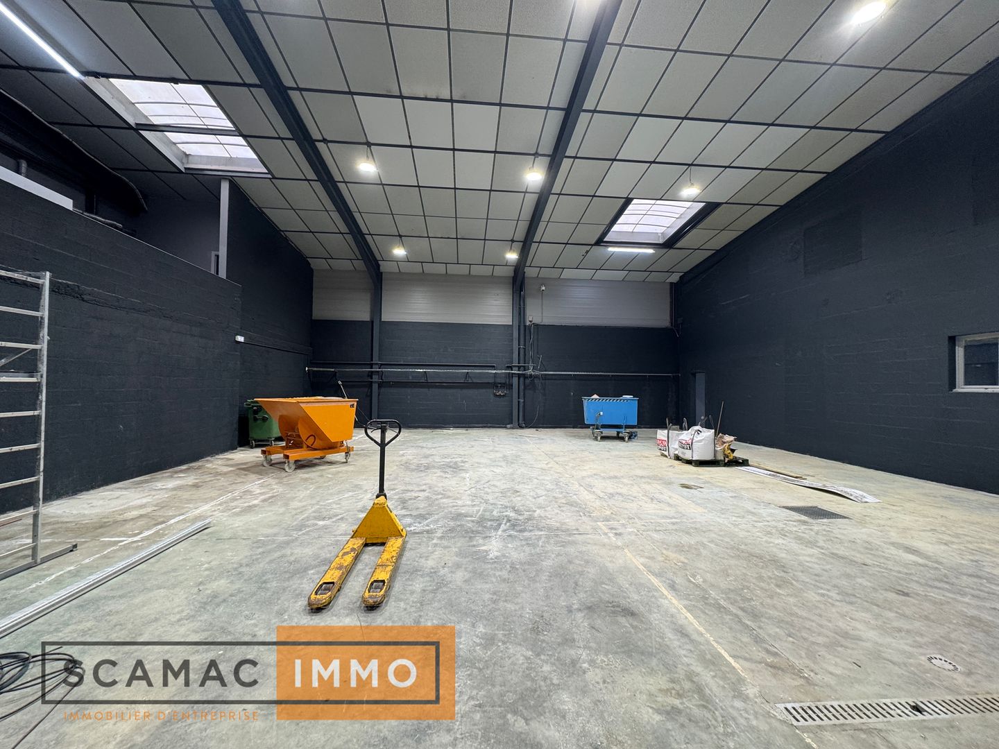 local d'activités de 1&nbsp;879m², Sainte-Geneviève-des-Bois (Essonne)