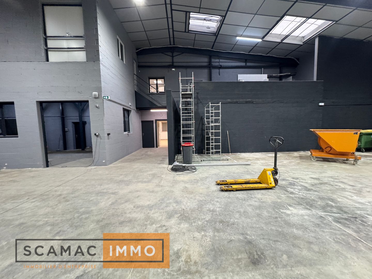 local d'activités de 1&nbsp;879m², Sainte-Geneviève-des-Bois (Essonne)