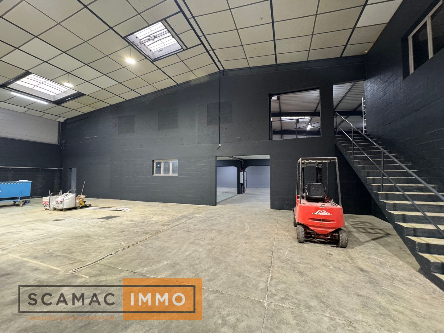 local d'activités de 1&nbsp;879m², Sainte-Geneviève-des-Bois (Essonne)