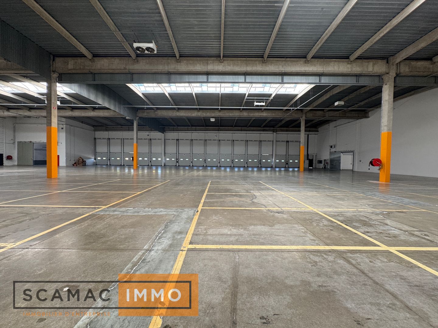 entrepôt de 8&nbsp;018m², Lisses (Essonne)