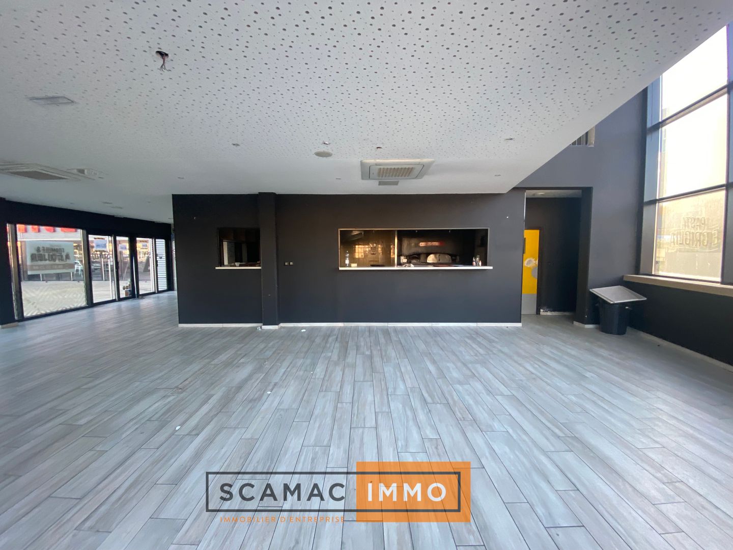 local commercial de 590m², Vitrolles (Bouches-du-Rhône)