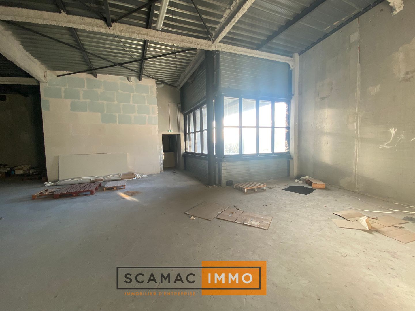 local commercial de 450m², Vitrolles (Bouches-du-Rhône)