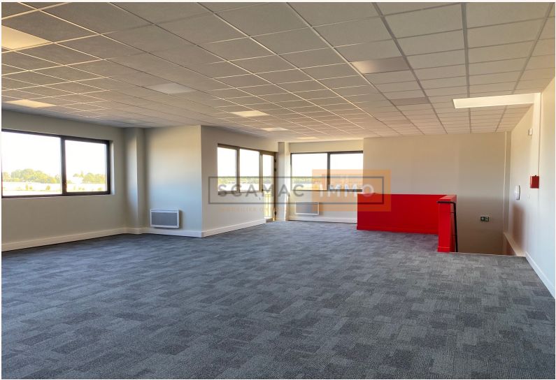 local d'activités de 358m², Marines (Val-d'Oise)