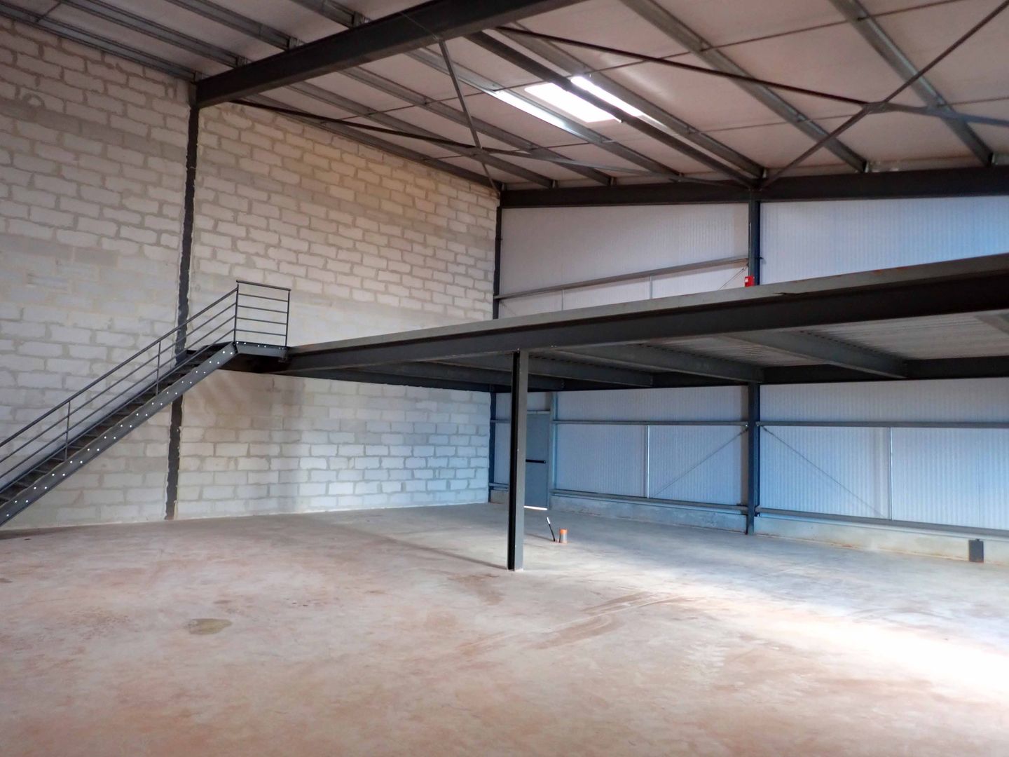 local d'activités de 304m², Marines (Val-d'Oise)