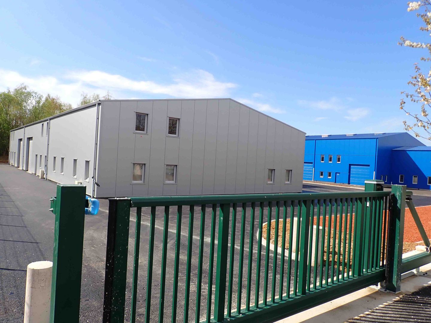 local d'activités de 304m², Marines (Val-d'Oise)