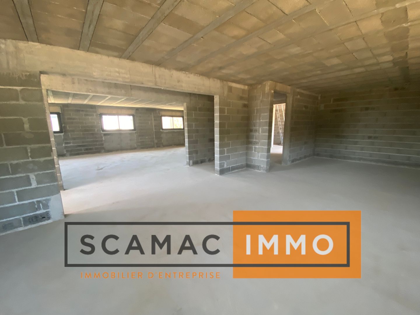 locaux mixtes de 220m², Saint-Mitre-les-Remparts (Bouches-du-Rhône)