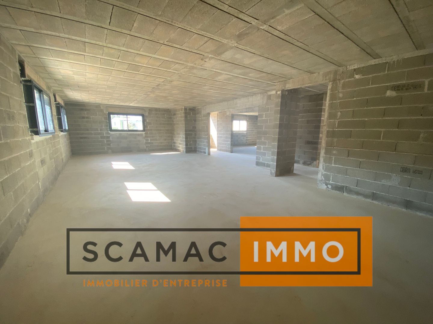 locaux mixtes de 220m², Saint-Mitre-les-Remparts (Bouches-du-Rhône)