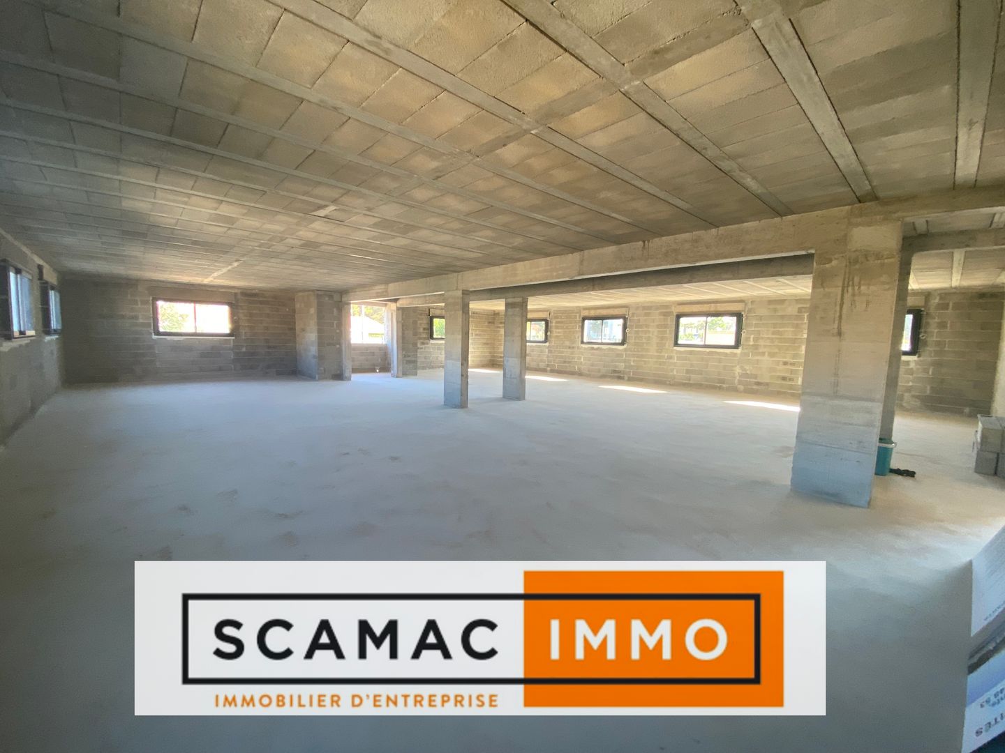 locaux mixtes de 800m², Saint-Mitre-les-Remparts (Bouches-du-Rhône)