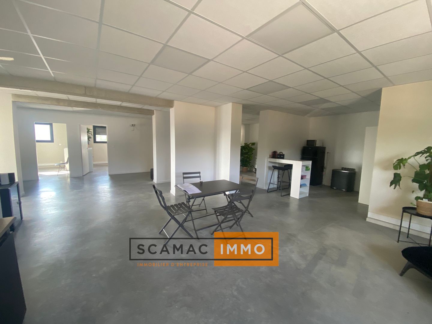 locaux mixtes de 800m², Saint-Mitre-les-Remparts (Bouches-du-Rhône)