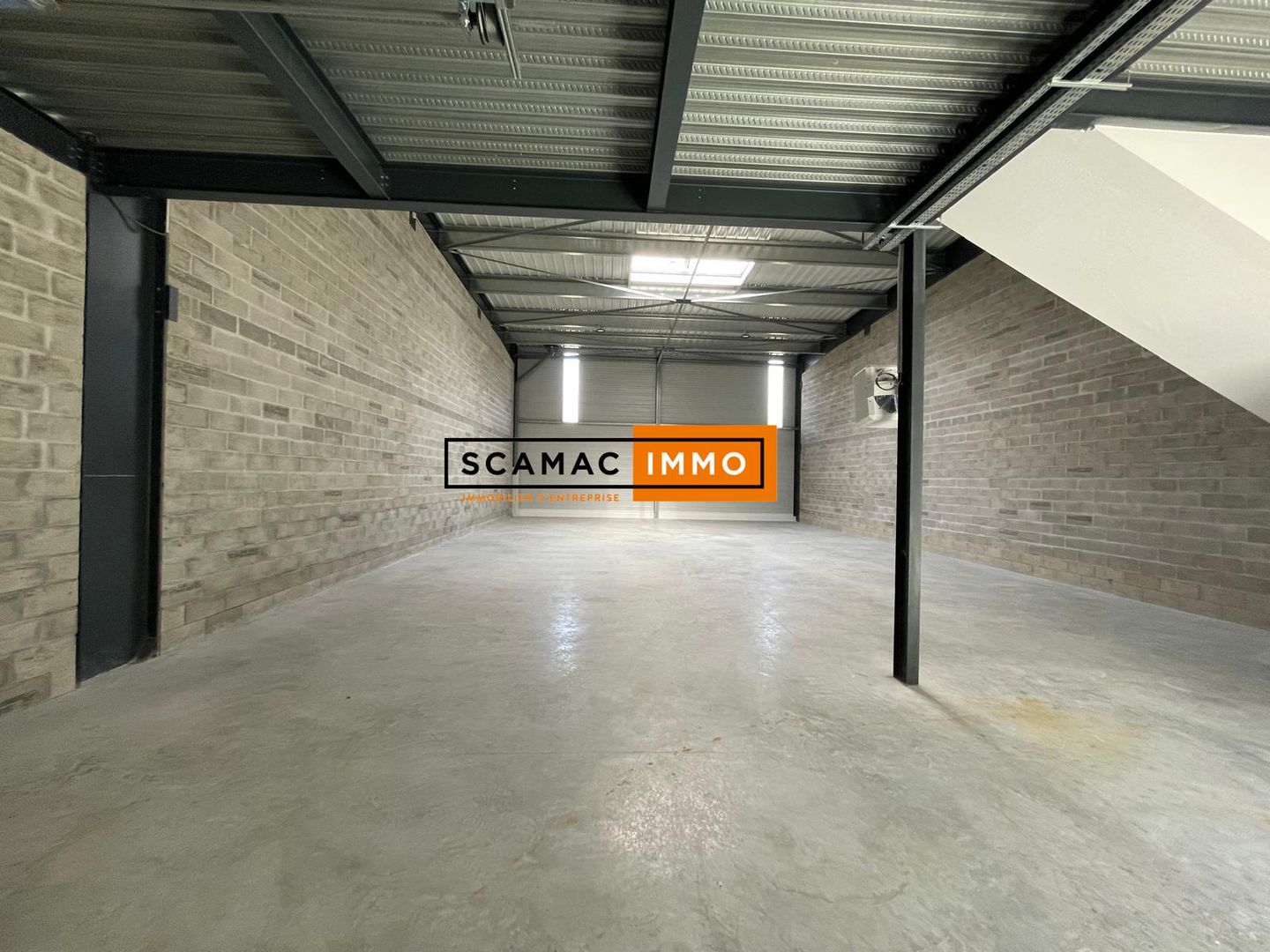 local d'activités de 354m², Les Mureaux (Yvelines)