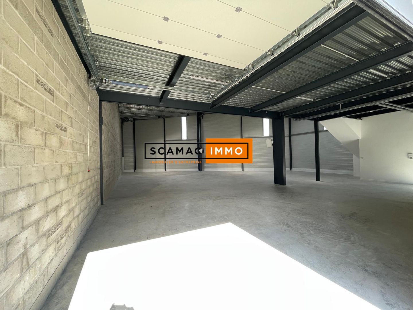 local d'activités de 354m², Les Mureaux (Yvelines)