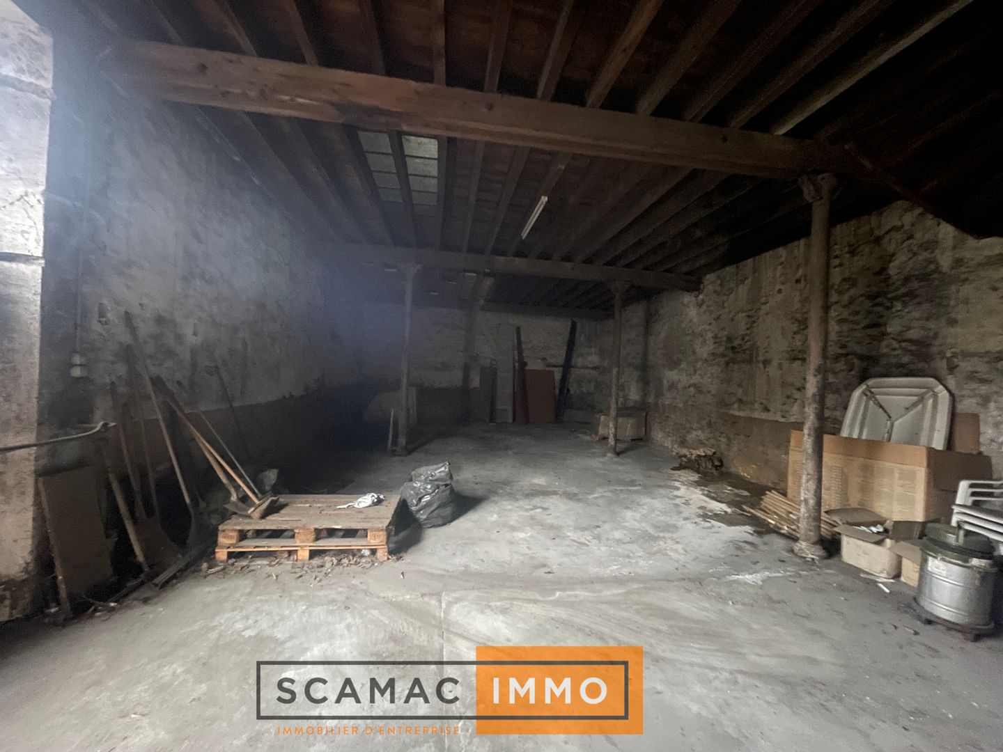 local d'activités de 277m², Arpajon (Essonne)