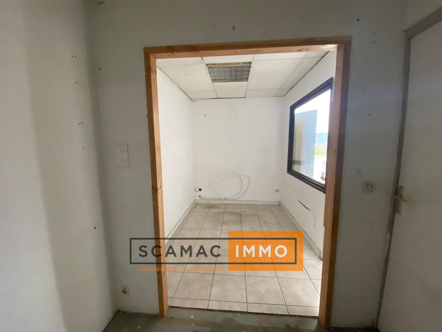 local commercial de 140m², La Brillanne (Alpes-de-Haute-Provence)
