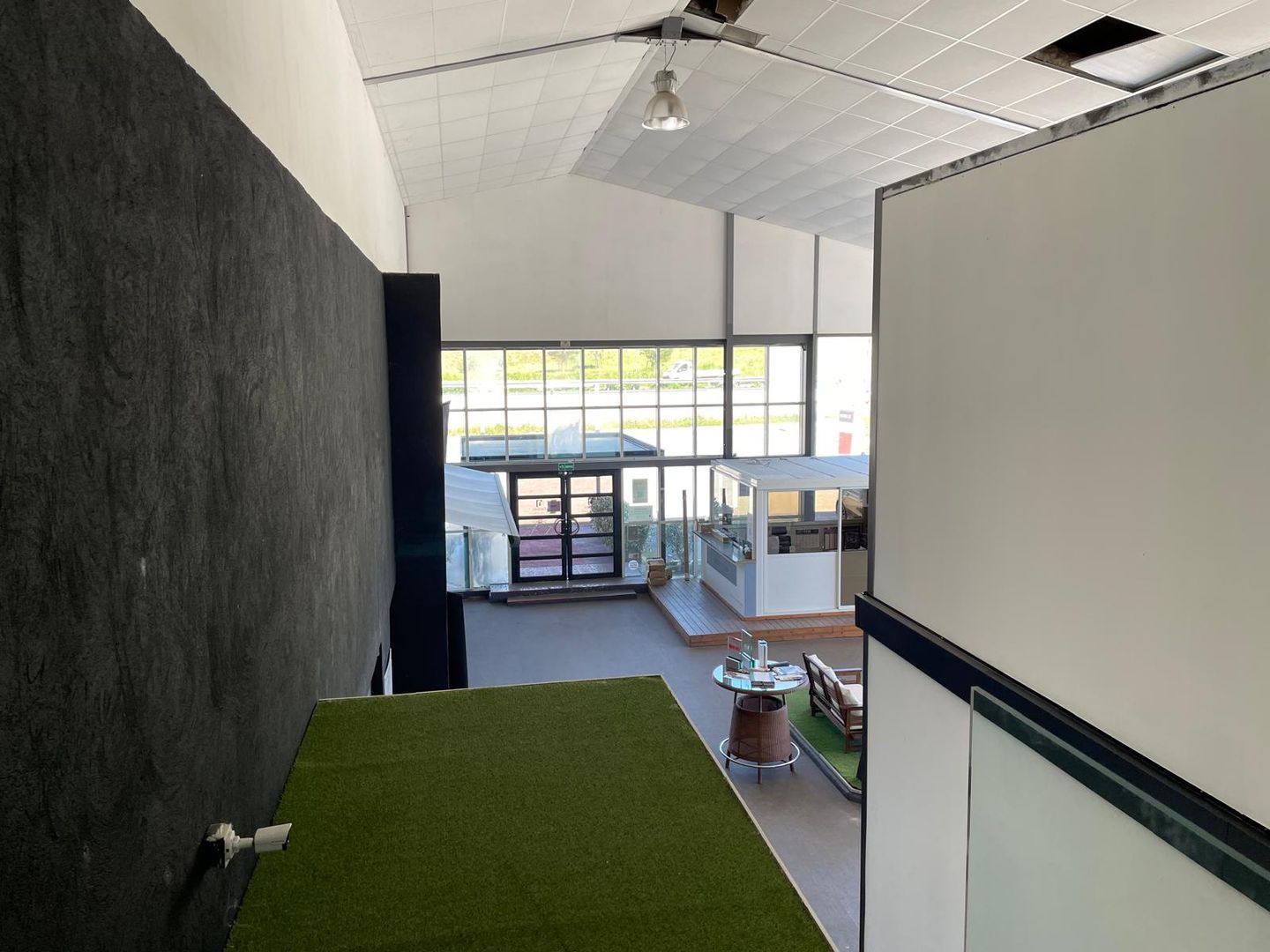 local d'activités de 750m², Fréjus (Var)