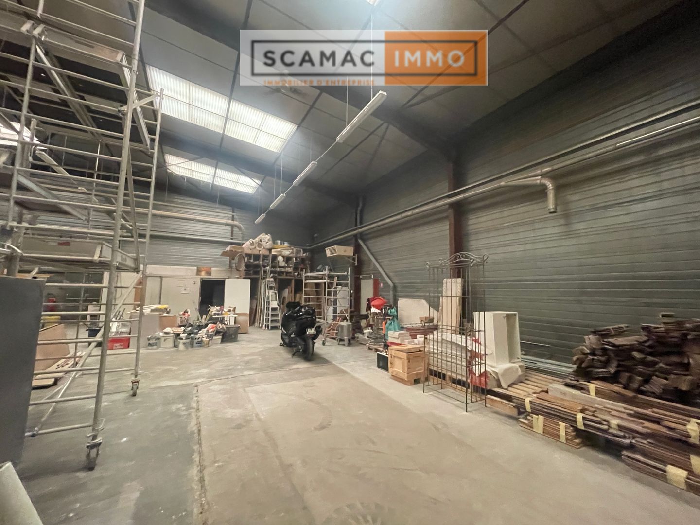 local d'activités de 710m², Arpajon (Essonne)