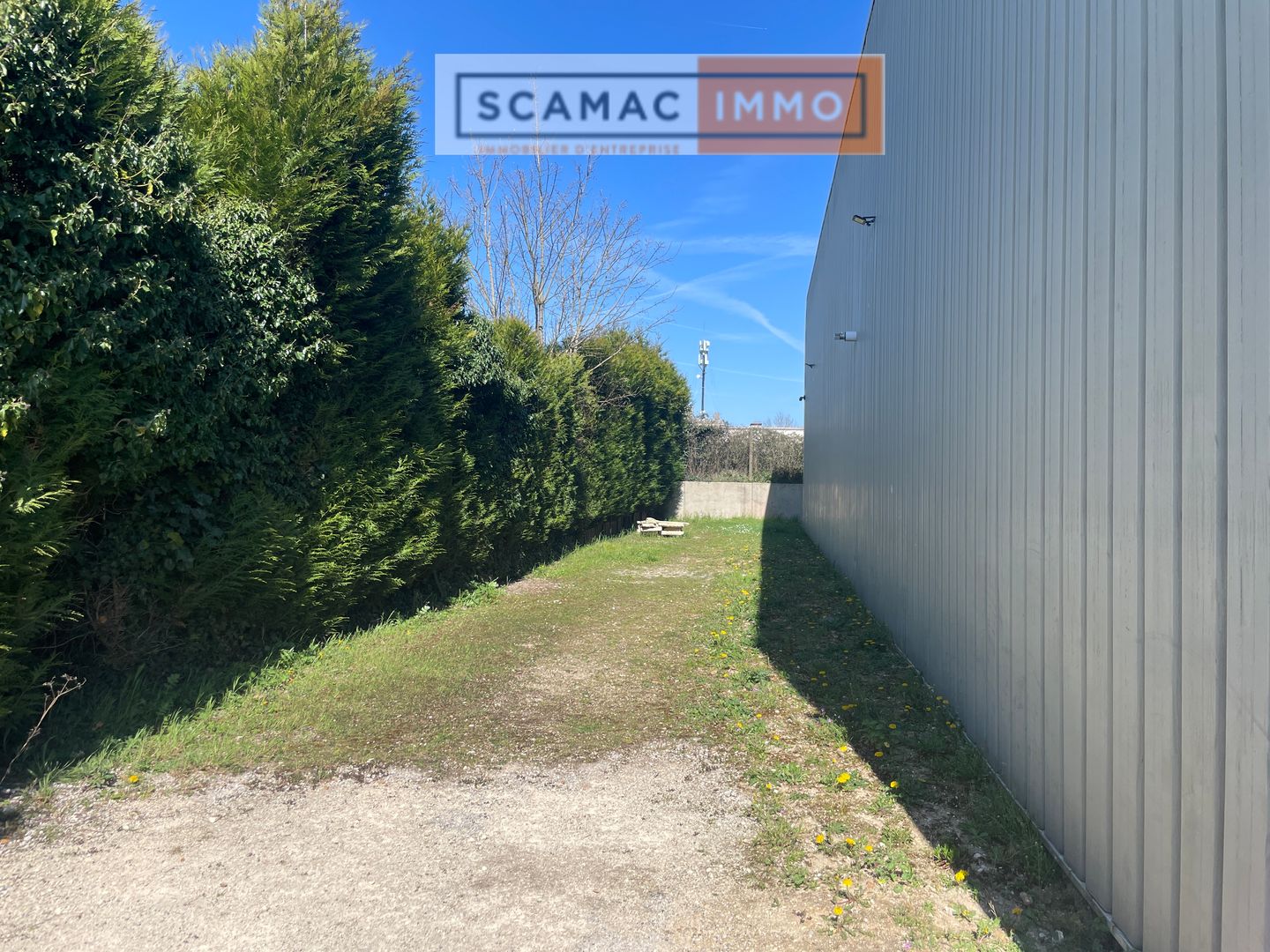 local d'activités de 710m², Arpajon (Essonne)