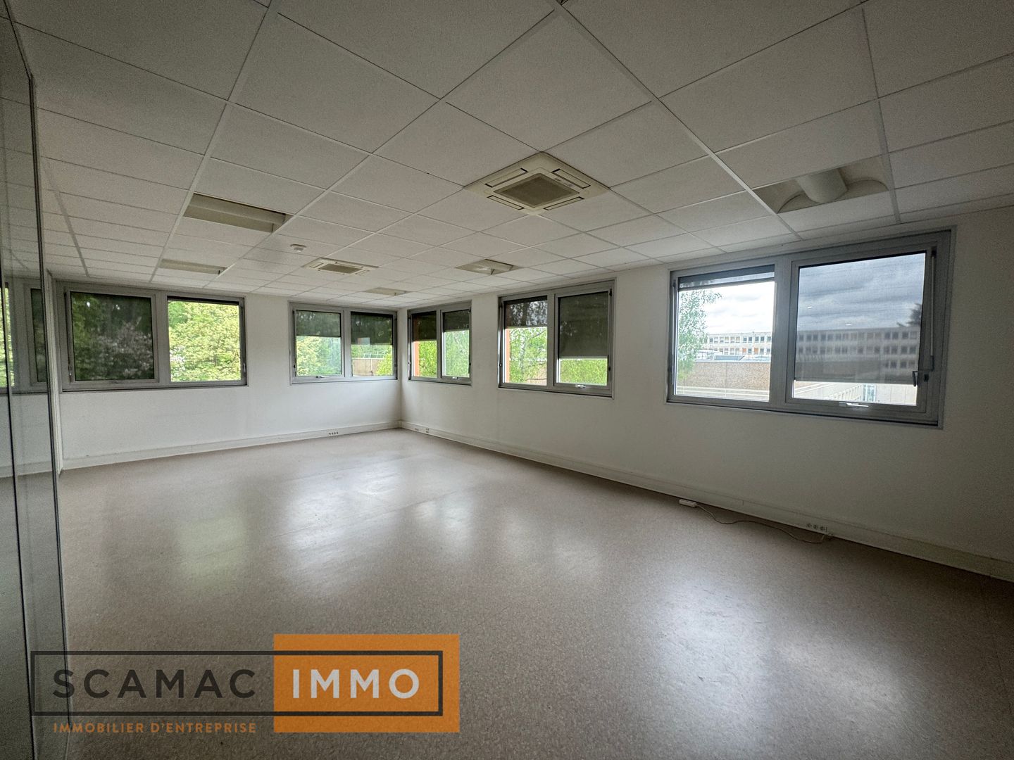 locaux mixtes de 1 526m², Ris-Orangis (Essonne)