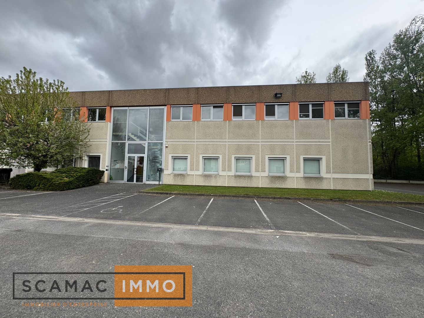 locaux mixtes de 1 526m², Ris-Orangis (Essonne)