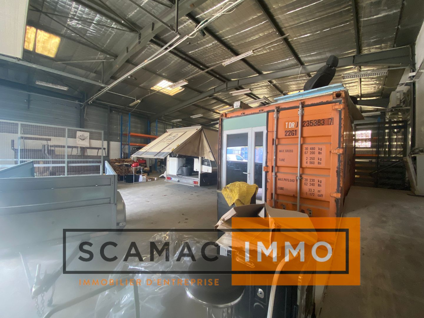 entrepôt de 500m², ENTRAIGUES-SUR-LA-SORGUE ()