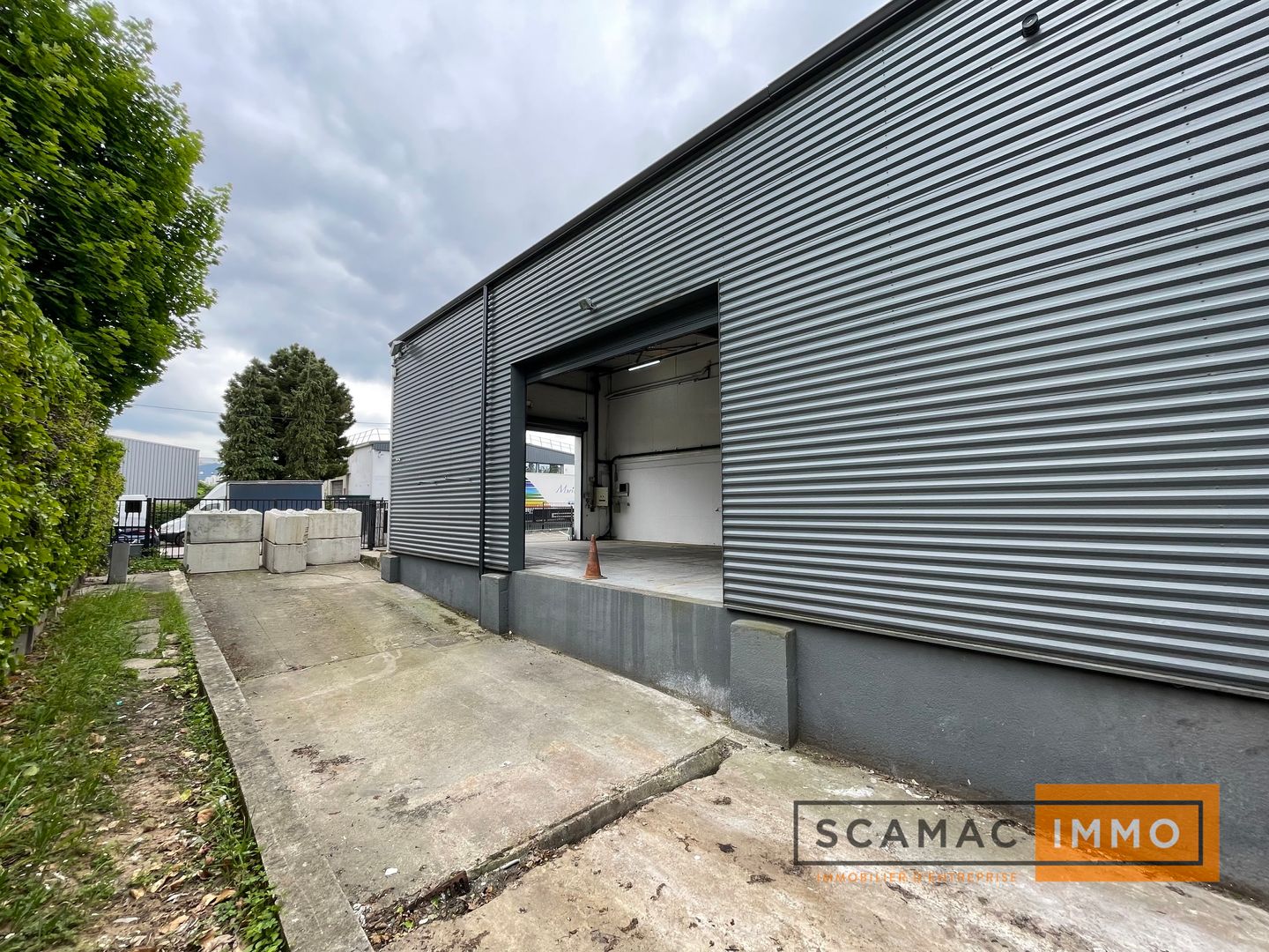 local d'activités de 2 348m², Morangis (Essonne)