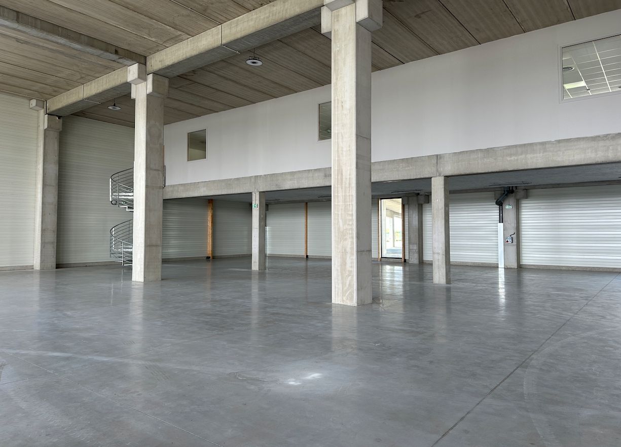 local d'activités de 1 718m², Tremblay-en-France (Seine-Saint-Denis)