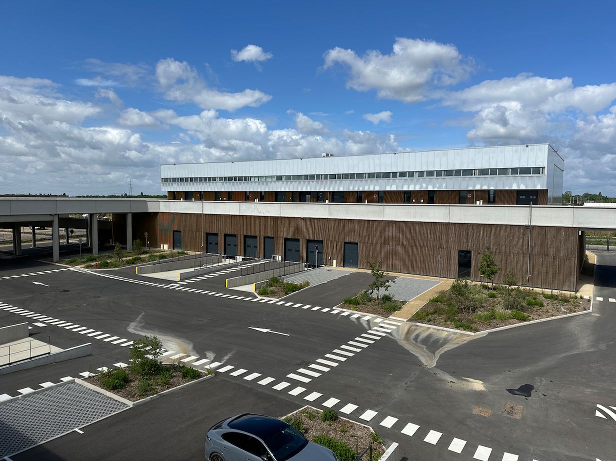 local d'activités de 1 392m², Tremblay-en-France (Seine-Saint-Denis)