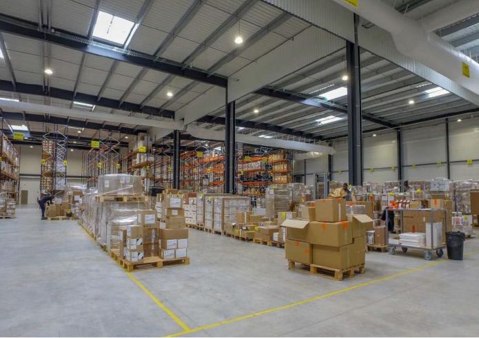 local d'activités de 1 062m², Persan (Val-d'Oise)