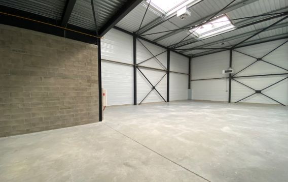 local d'activités de 953m², Persan (Val-d'Oise)