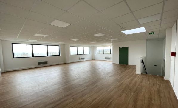 local d'activités de 953m², Persan (Val-d'Oise)