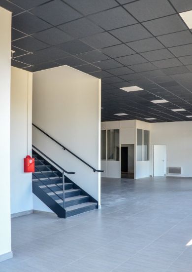 local d'activités de 953m², Persan (Val-d'Oise)