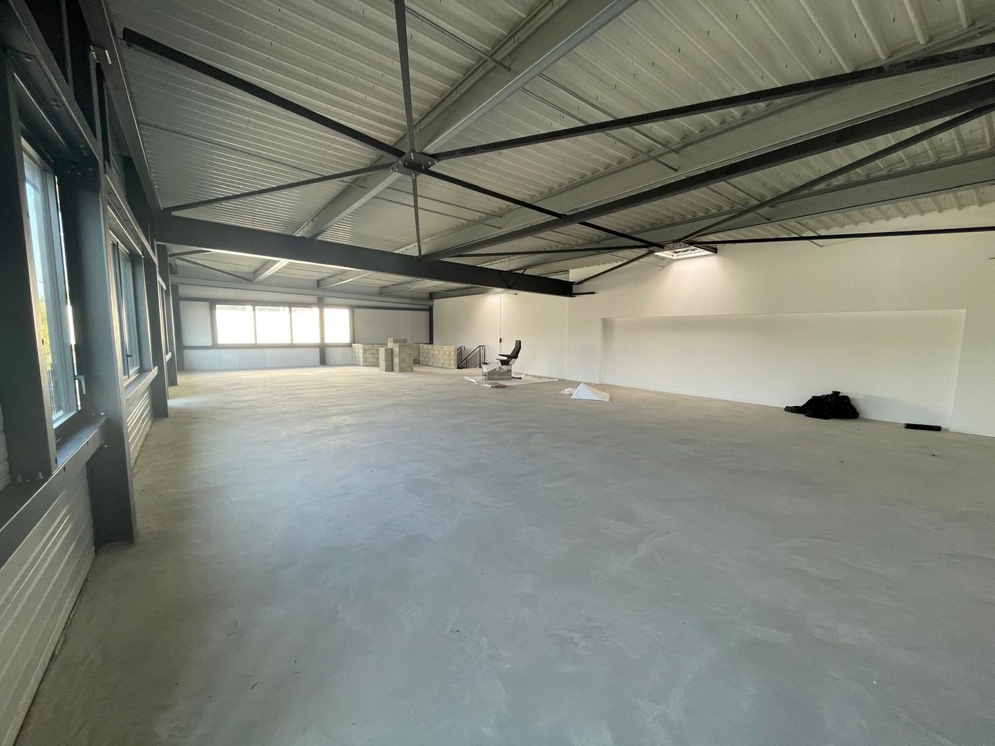 local d'activités de 953m², Persan (Val-d'Oise)