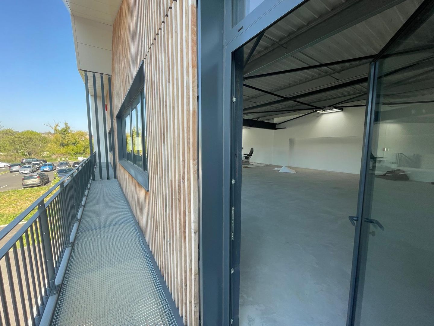 local d'activités de 953m², Persan (Val-d'Oise)