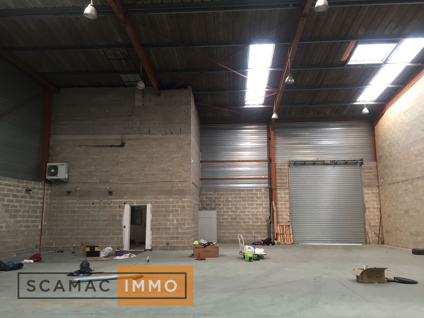 local d'activités de 1 617m², Pringy (Seine-et-Marne)