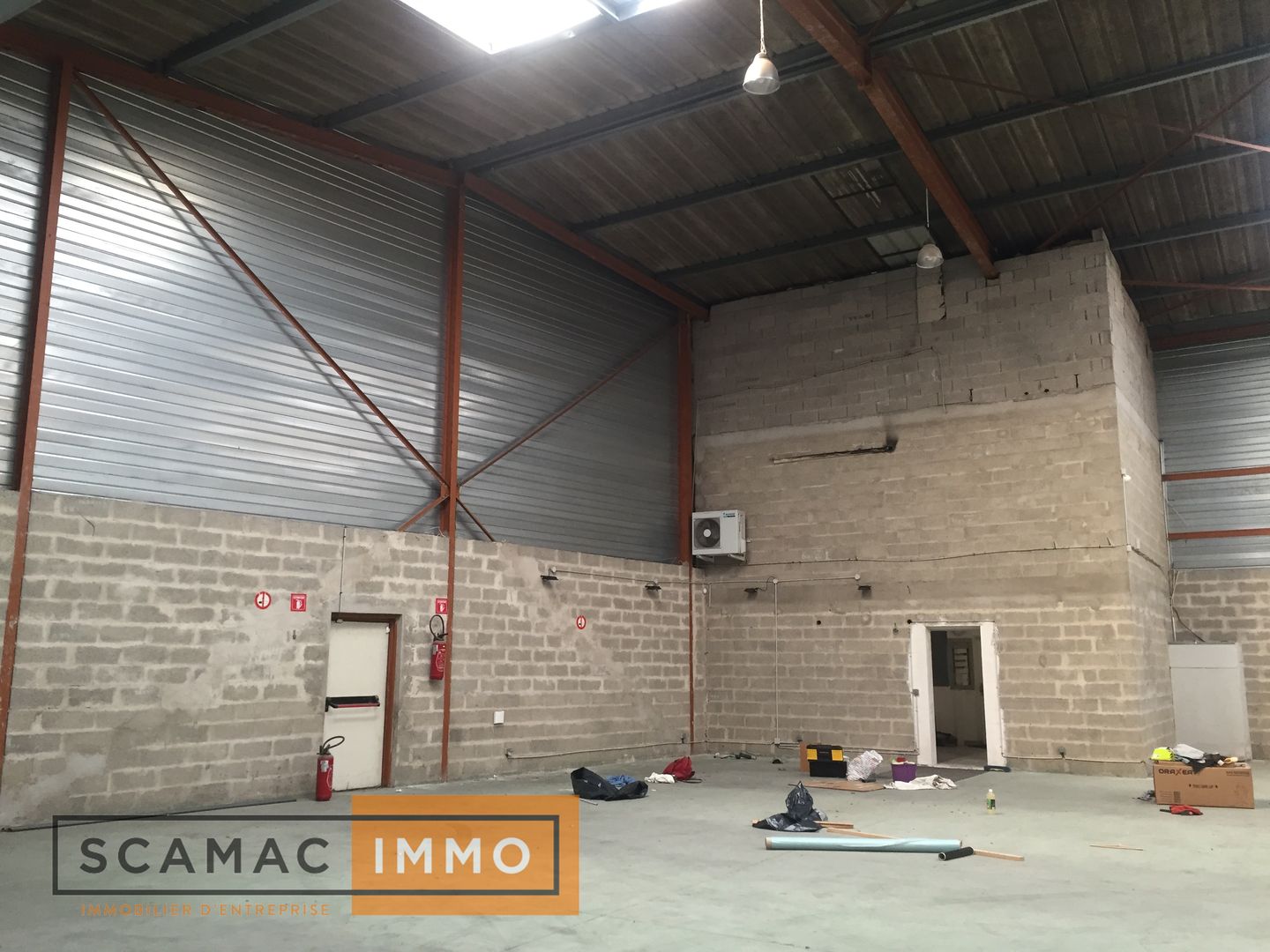 local d'activités de 1 617m², Pringy (Seine-et-Marne)