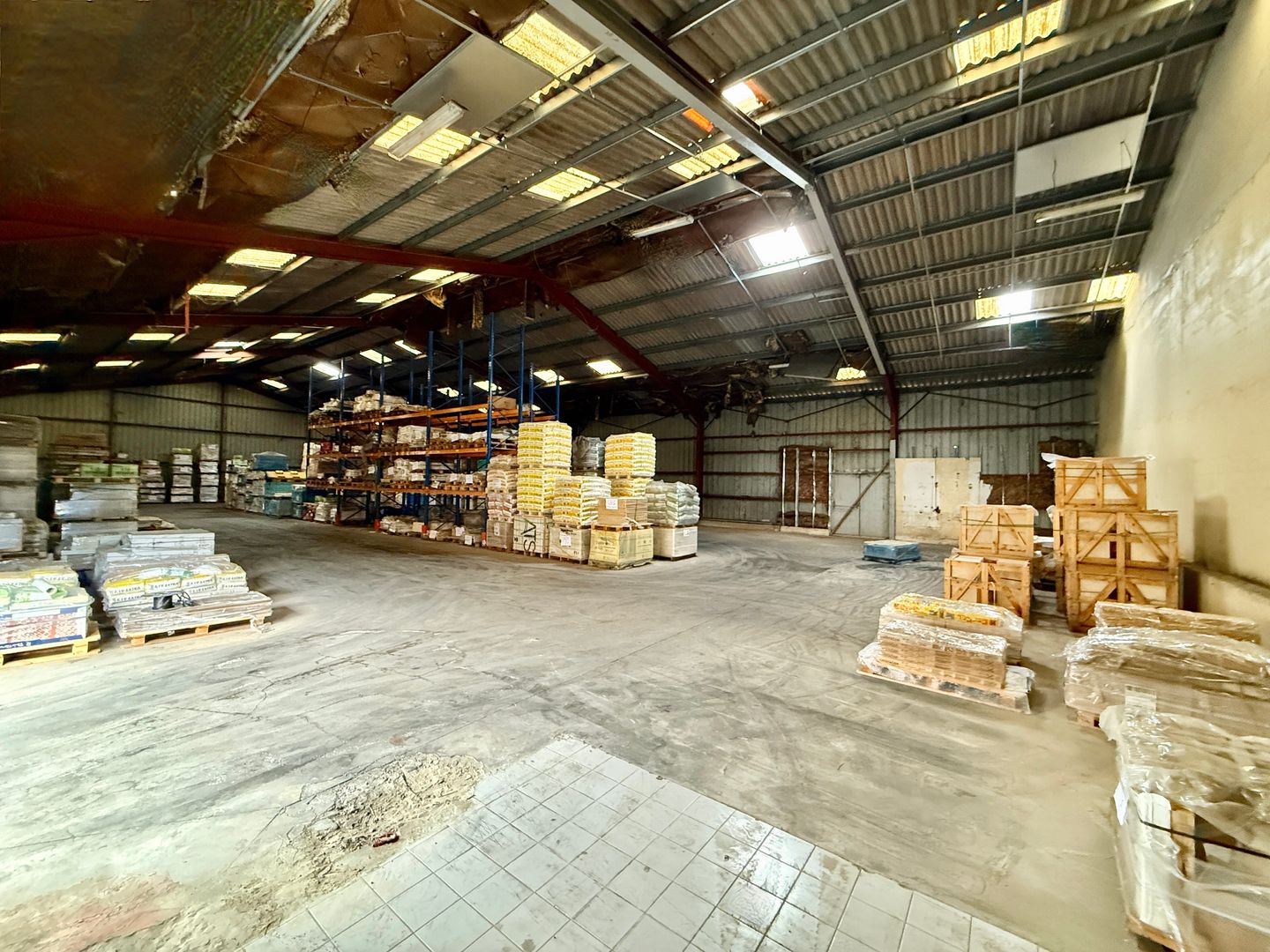 entrepôt de 1 030m², Fréjus (Var)