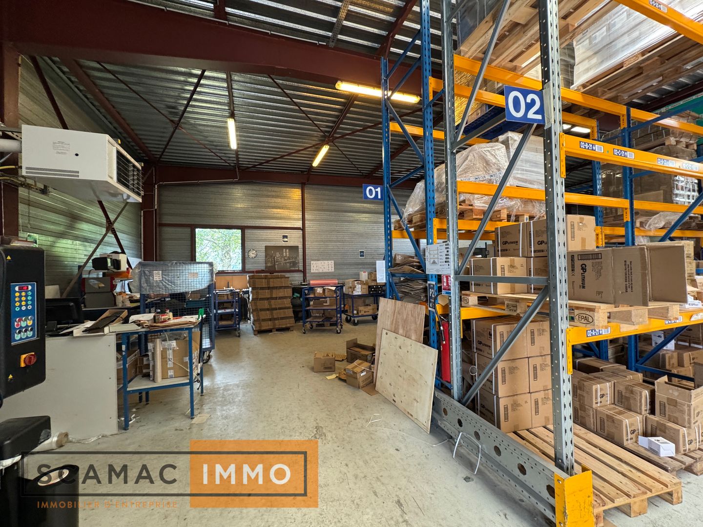 local d'activités de 1 818m², Saint-Pierre-du-Perray (Essonne)
