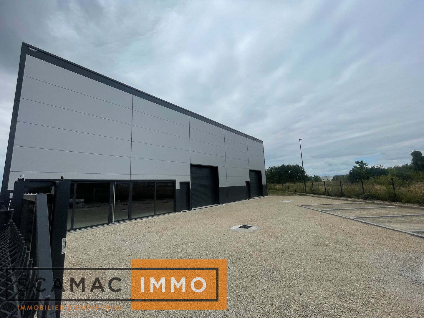 local d'activités de 700m², Arpajon (Essonne)