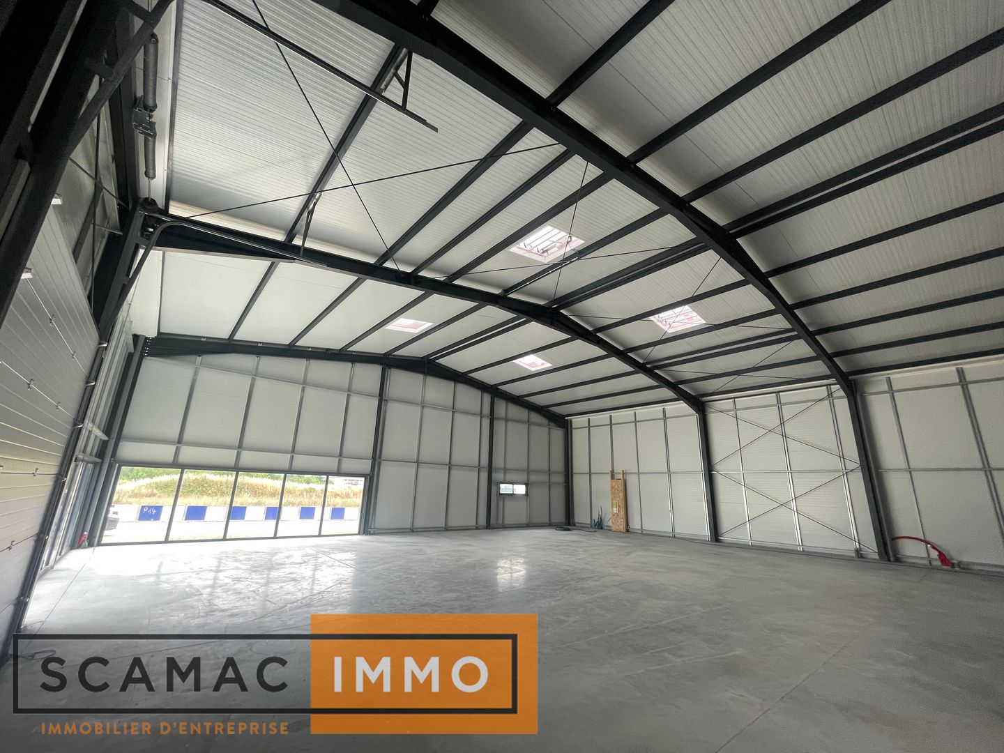 local d'activités de 700m², Arpajon (Essonne)