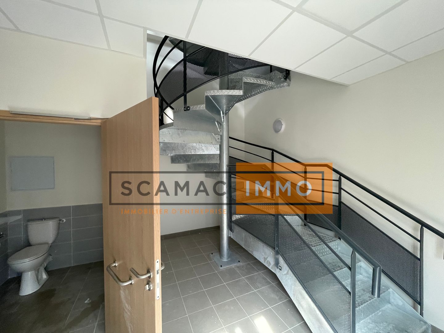 local d'activités de 461m², Osny (Val-d'Oise)